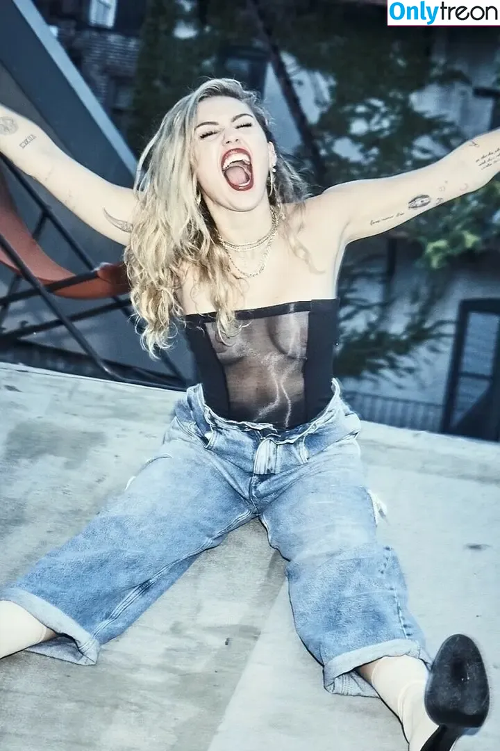 Miley Cyrus nude photo #2526 (MileyCyrus)