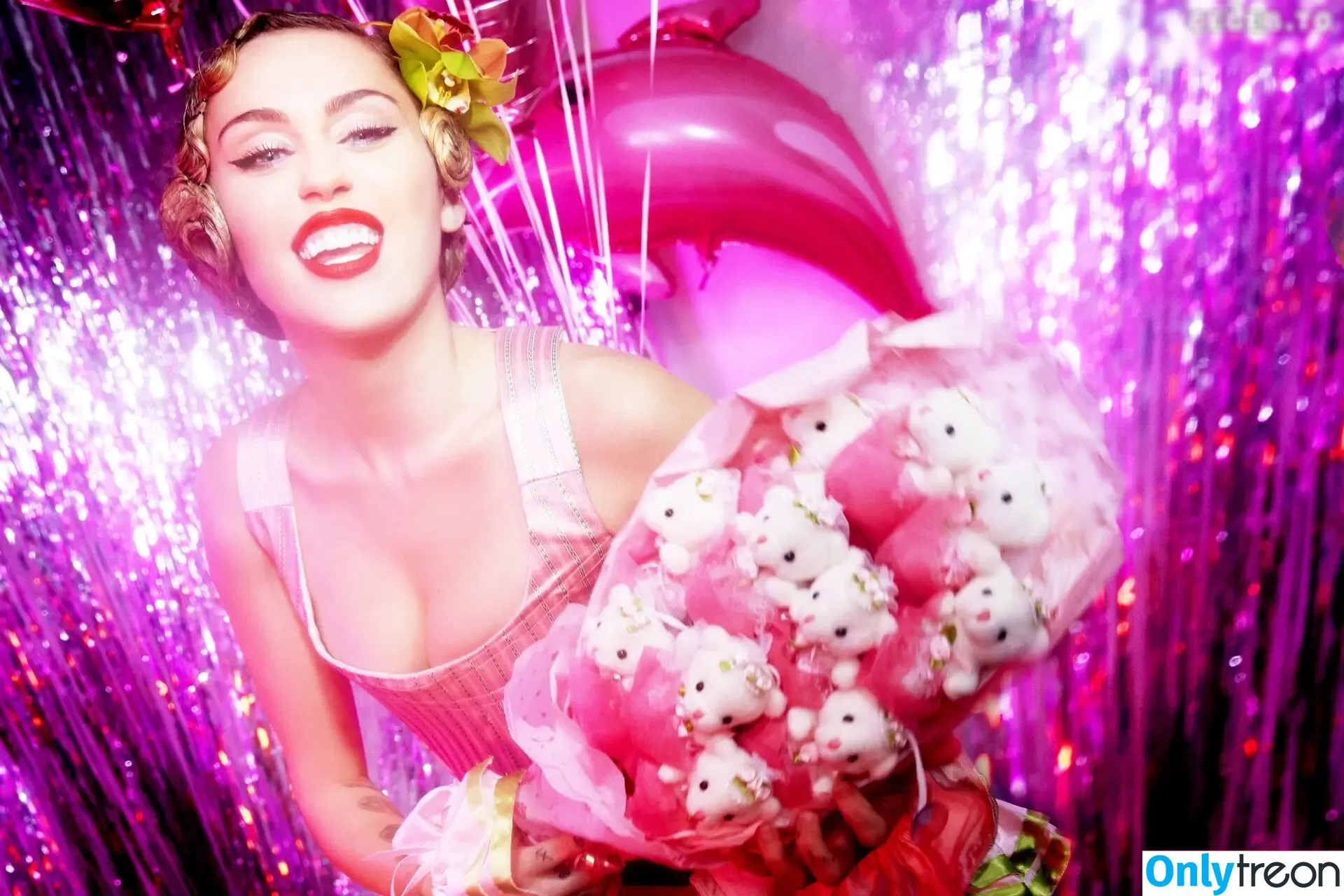 Miley Cyrus nude photo #2671 (MileyCyrus)