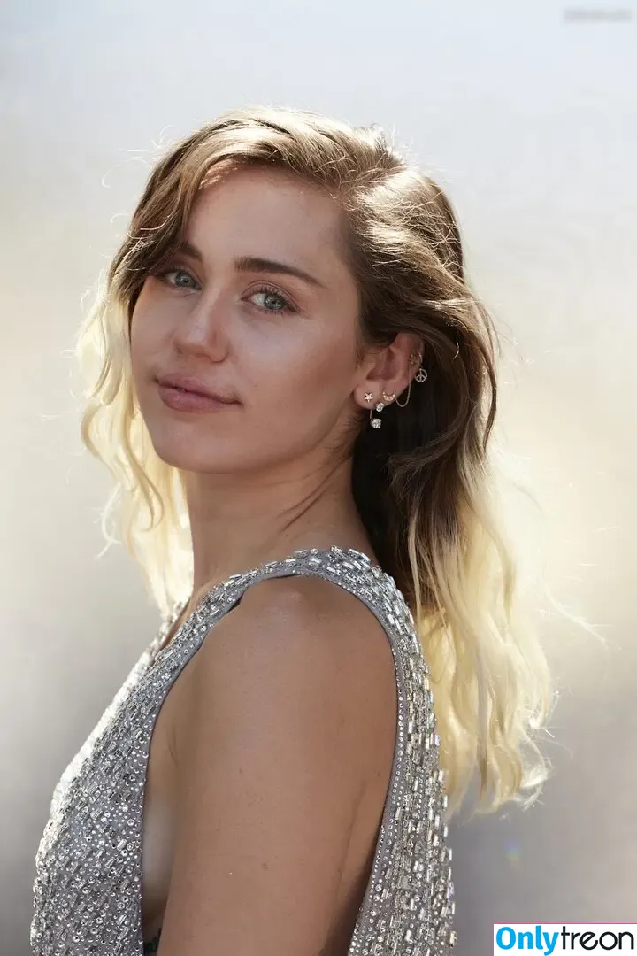 Miley Cyrus nude photo #2788 (MileyCyrus)