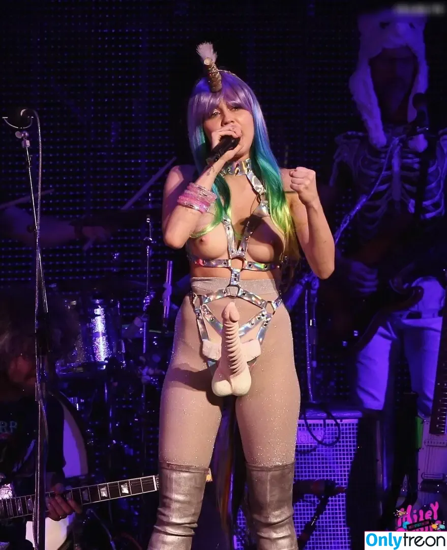 Miley Cyrus nude photo #2875 (MileyCyrus)