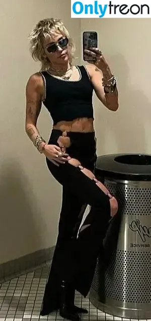 Miley Cyrus / MileyCyrus nude photo #3085
