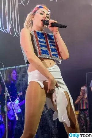 Miley Cyrus / MileyCyrus nude photo #3093