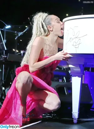Miley Cyrus / MileyCyrus nude photo #3380