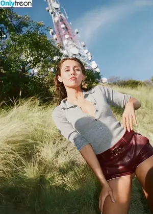 Miley Cyrus / MileyCyrus nude photo #3469