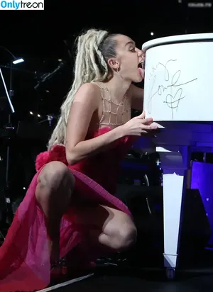 Miley Cyrus / MileyCyrus nude photo #3619