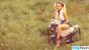 Miley Cyrus / MileyCyrus nude photo #3634