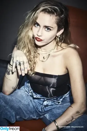 Miley Cyrus / MileyCyrus nude photo #3753