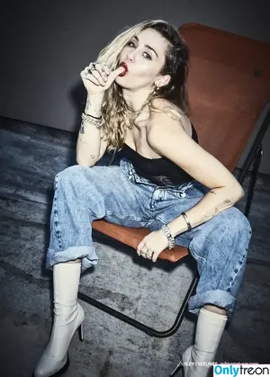 Miley Cyrus / MileyCyrus nude photo #3760