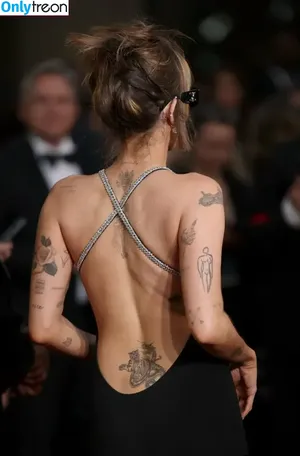 Miley Cyrus / MileyCyrus nude photo #3841