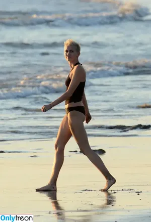 Miley Cyrus / MileyCyrus nude photo #3849