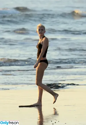 Miley Cyrus / MileyCyrus nude photo #3852