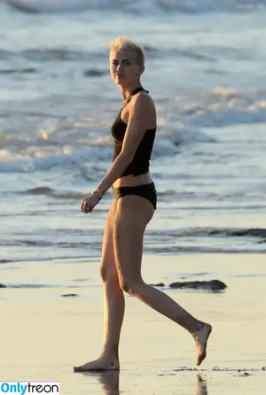 Miley Cyrus / MileyCyrus nude photo #3855