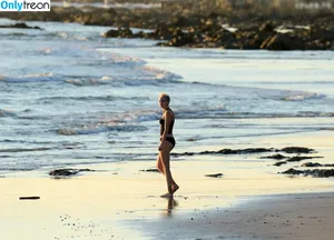 Miley Cyrus / MileyCyrus nude photo #3868