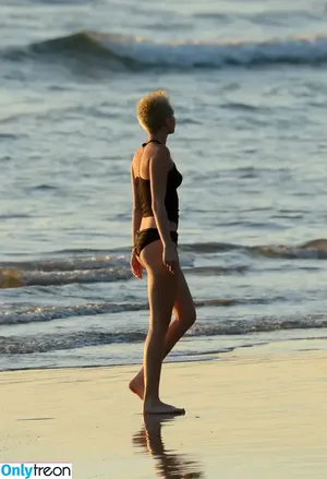 Miley Cyrus / MileyCyrus nude photo #3874