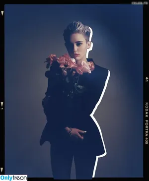 Miley Cyrus / MileyCyrus nude photo #3898