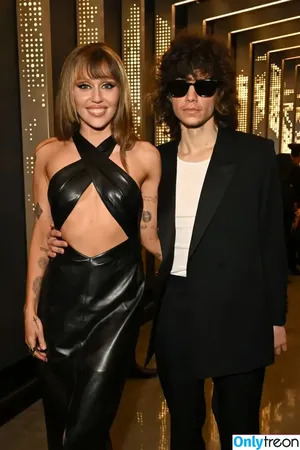 Miley Cyrus / MileyCyrus nude photo #3978
