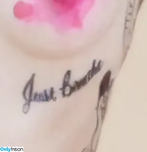 Miley Cyrus / MileyCyrus nude photo #3986