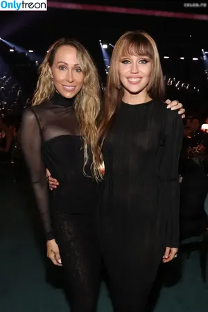 Miley Cyrus / MileyCyrus nude photo #3988