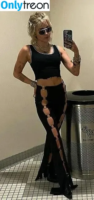 Miley Cyrus nude photo #3066 (MileyCyrus)