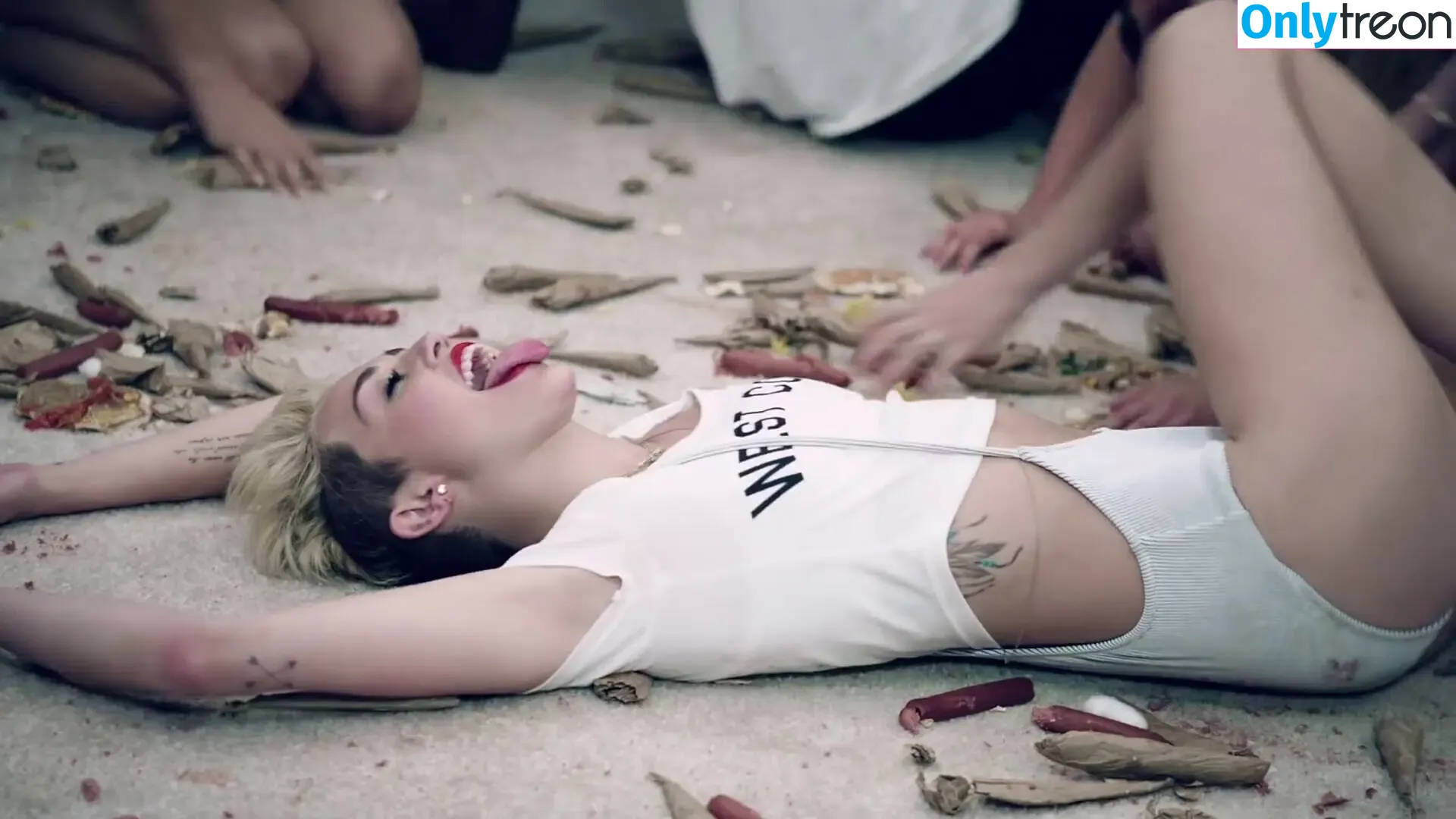 Miley Cyrus nude photo #3390 (MileyCyrus)