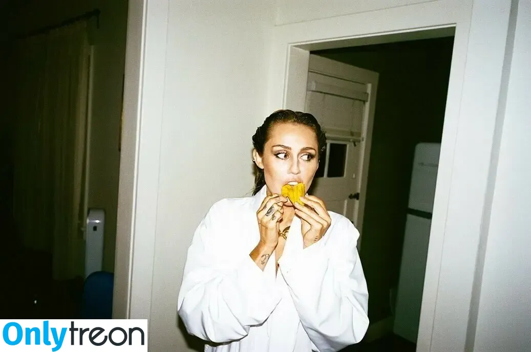 Miley Cyrus nude photo #3586 (MileyCyrus)