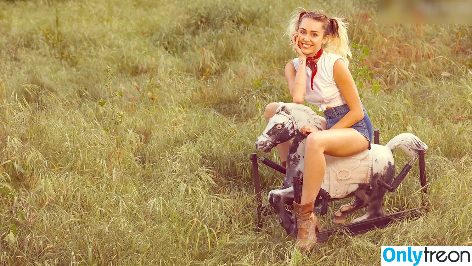 Miley Cyrus nude photo #3634 (MileyCyrus)