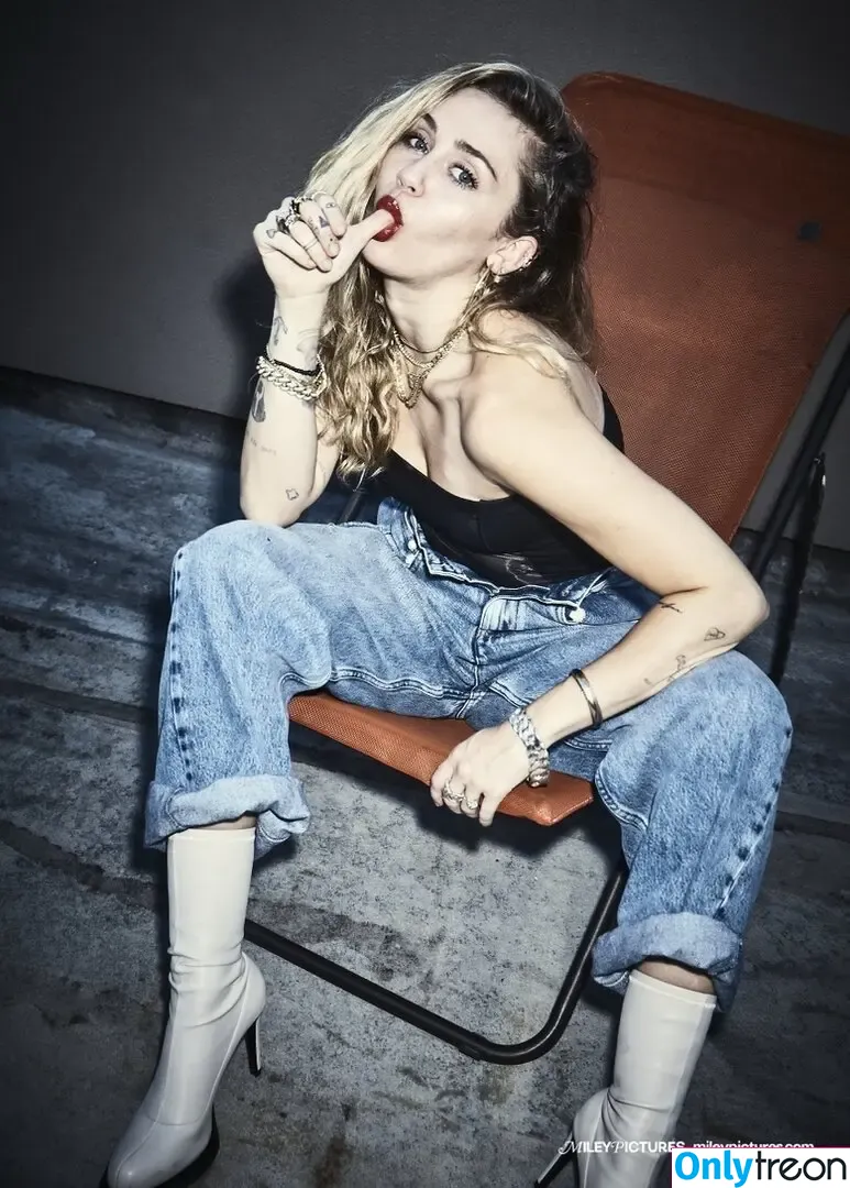 Miley Cyrus nude photo #3760 (MileyCyrus)