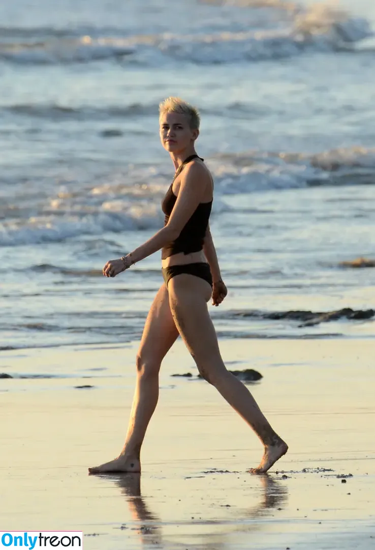 Miley Cyrus nude photo #3849 (MileyCyrus)