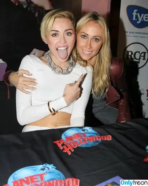 Miley Cyrus / MileyCyrus nude photo #4060