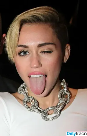 Miley Cyrus / MileyCyrus nude photo #4062