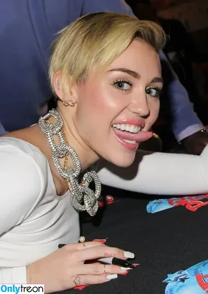 Miley Cyrus / MileyCyrus nude photo #4064