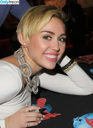 Miley Cyrus / MileyCyrus nude photo #4065