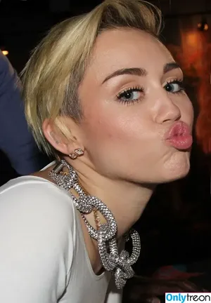 Miley Cyrus / MileyCyrus nude photo #4066