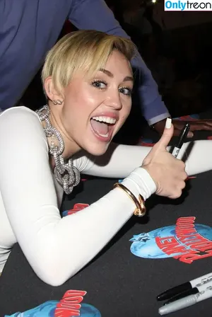 Miley Cyrus / MileyCyrus nude photo #4067