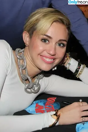 Miley Cyrus / MileyCyrus nude photo #4069