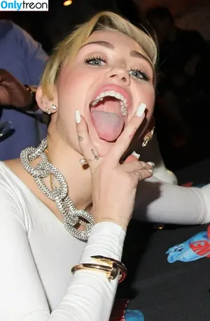 Miley Cyrus / MileyCyrus nude photo #4070