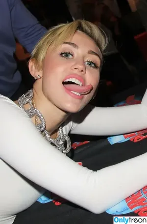 Miley Cyrus / MileyCyrus nude photo #4073