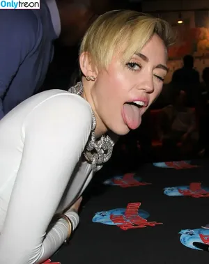 Miley Cyrus / MileyCyrus nude photo #4075