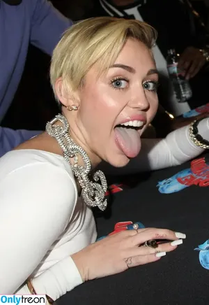 Miley Cyrus / MileyCyrus nude photo #4076