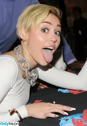 Miley Cyrus / MileyCyrus nude photo #4078