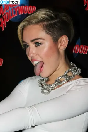 Miley Cyrus / MileyCyrus nude photo #4082