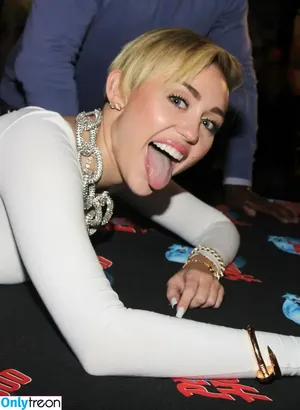 Miley Cyrus / MileyCyrus nude photo #4083