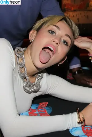 Miley Cyrus / MileyCyrus nude photo #4084