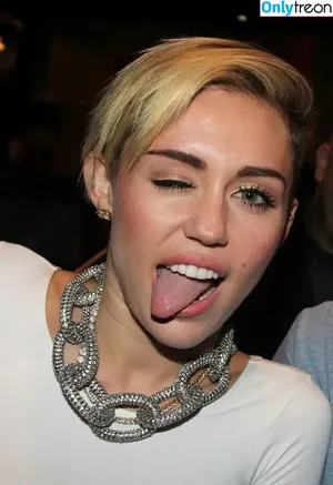 Miley Cyrus / MileyCyrus nude photo #4086