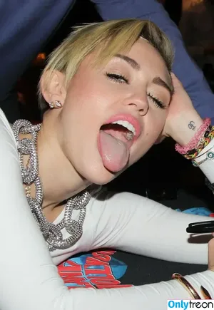 Miley Cyrus / MileyCyrus nude photo #4087
