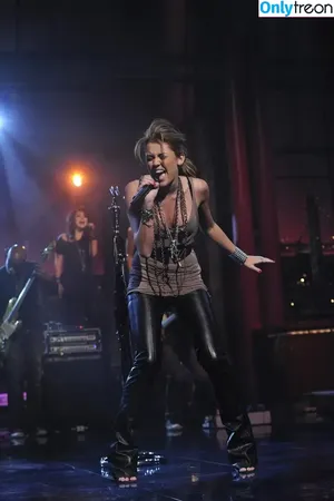 Miley Cyrus / MileyCyrus nude photo #4268