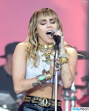 Miley Cyrus / MileyCyrus nude photo #4301