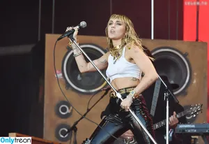 Miley Cyrus / MileyCyrus nude photo #4312