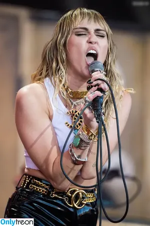 Miley Cyrus / MileyCyrus nude photo #4320