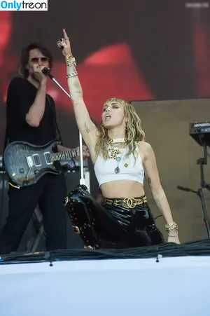 Miley Cyrus / MileyCyrus nude photo #4322